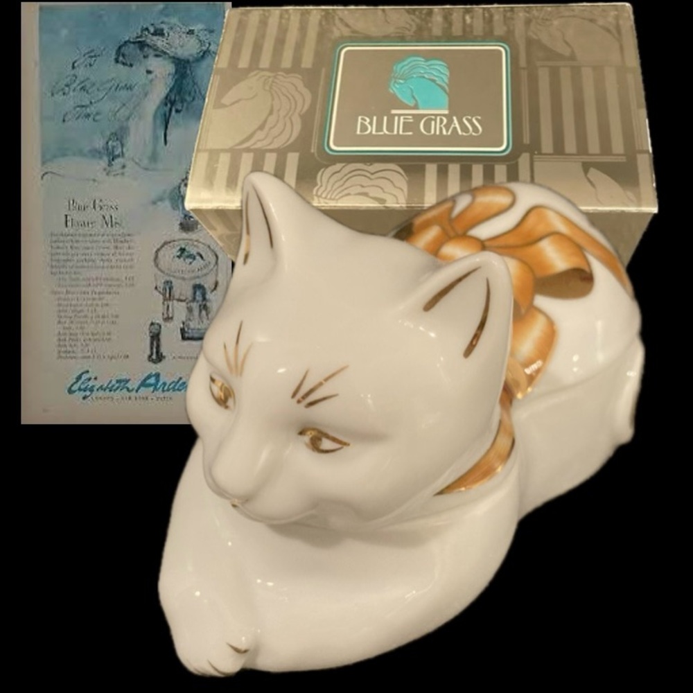 NWOT Elizabeth Arden Blue Grass Scented Candle. Porcelain Cat Dish